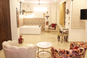 Luxurious Jacuzzi Hot Tub 1BHK Suite with Spa Tub 11